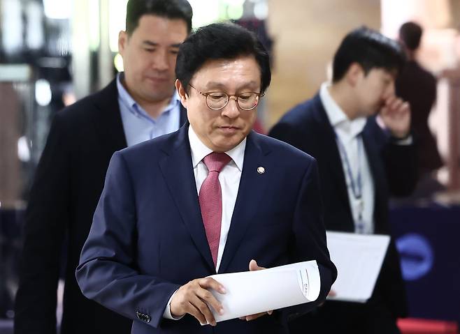 국민의힘 원내대표 선출을 위한 선거관리위원회 위원장을 맡은 박형수 원내수석부대표가 9일 오전 서울 여의도 국회에서 원내대표 경선 일정 관련 브리핑을 하기 위해 이동하고 있다. /뉴스1