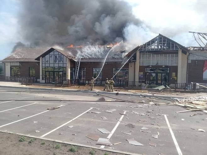 <YONHAP PHOTO-7433> Firefighters work to put out a fire at a burning cultural and leisure centre following what local authorities called a Ukrainian drone attack, in the course of Russia-Ukraine conflict in the Rylsky district of the Kursk region, Russia, in this picture published June 9, 2025. Acting Governor of Kursk region Alexander Khinshtein via Telegram/Handout via REUTERS ATTENTION EDITORS - THIS IMAGE HAS BEEN SUPPLIED BY A THIRD PARTY. NO RESALES. NO ARCHIVES. MANDATORY CREDIT./2025-06-09 19:49:45/<저작권자 ⓒ 1980-2025 ㈜연합뉴스. 무단 전재 재배포 금지, AI 학습 및 활용 금지>