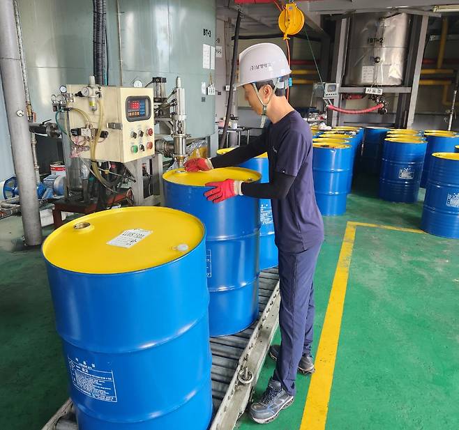 ㈜남영테크 직원이 공장에서 생산한 제품을 드럼단위로 포장하고 있다. ㈜남영테크 제공