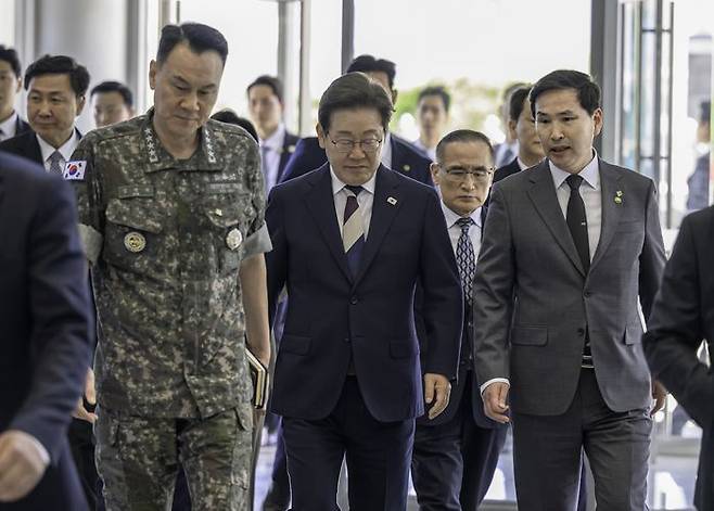 이재명 대통령이 지난 4일 서울 용산구 합동참모본부를 방문해 김선호 국방부장관 직무대행, 김명수 합참의장과 전투통제실로 이동하고 있다. ⓒ국방부