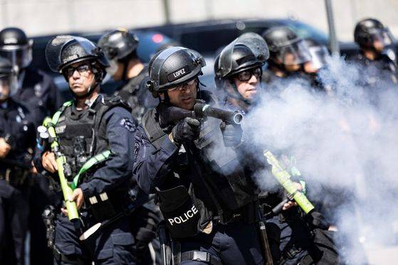 8일(현지시간) 미국 캘리포니아주 로스앤젤레스(LA) 연방 건물 밖에서 이민세관단속국(ICE) 등 이민 당국 요원들이 시위대를 향해 비살상용 탄을 발사하고 있다. ⓒ AFP/연합뉴스