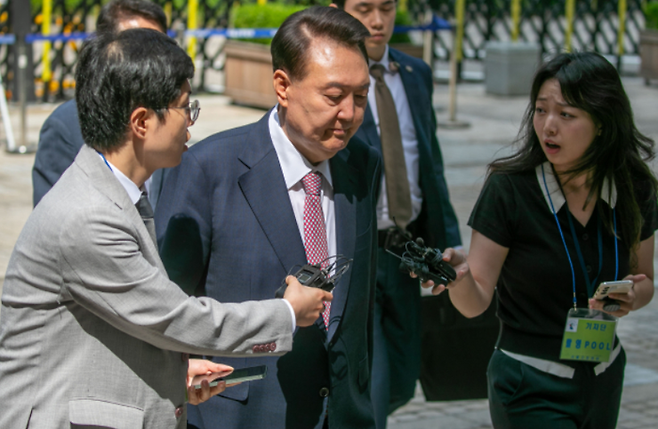 윤석열 전 대통령이 9일 서울 서초구 서울중앙지방법원에서 열린 내란 우두머리 혐의·직권남용 권리행사 방해 혐의 사건 6차 공판에 출석하고 있다.ⓒ연합뉴스