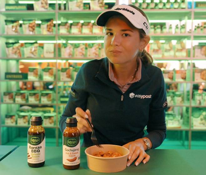 도널드 트럼프 미국 대통령의 손녀 카이 매디슨 트럼프가 ‘하우스 오브 CJ’ 내 비비고 행사장을 찾아 만두를 맛보고 있다. CJ 제공