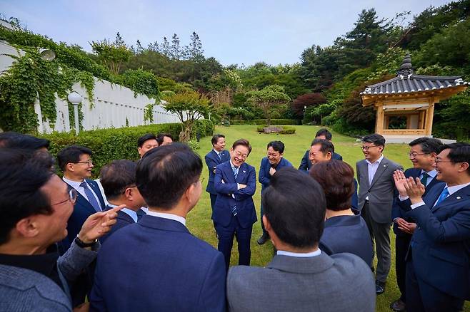이재명 대통령이 지난 7일 서울 한남동 관저에서 만찬에 참석한 더불어민주당 1·2기 지도부 등 의원들과 대화하고 있다. (이재명 대통령 SNS 캡처)  2025.6.8.뉴스1