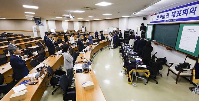 법관대표회의 의장인 김예영 서울남부지법 부장판사 등 법관들이 26일 경기 고양시 일산동구 사법연수원에서 열린 전국법관대표회의에서 국기에 대한 경례를 하고 있다. 2025.5.26/사진공동취재단