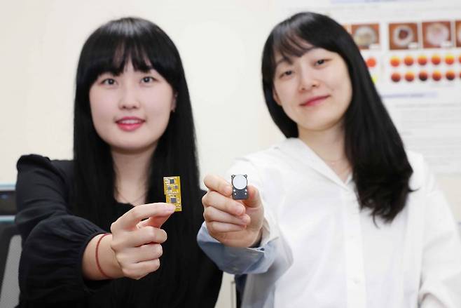 왼쪽부터 장규림 KAIST 전기및전자공학부 석사과정생, 권경하 교수. KAIST 제공