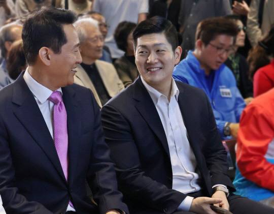 지난 5월29일 서울 도봉구 창동 소재의 국내 첫 사진 특화 공립미술관인 서울시립 사진미술관 개관식에 참석한 국민의힘 소속 오세훈(왼쪽) 서울시장과 김재섭(오른쪽) 의원.<김재섭 국회의원 페이스북 페이지 사진 갈무리>