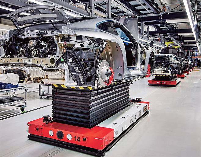 포르셰 추펜하우젠 공장에서 차를 옮기는 AGV. /포르셰