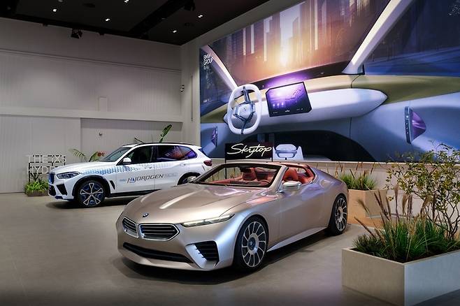 BMW 수소차 iX5 하이드로젠(왼쪽)과 글로벌 50대 한정 럭셔리 로드스터 스카이탑