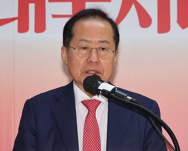 국민의힘 대선 후보 2차 경선에서 탈락한 홍준표 후보가 29일 서울 여의도 대하빌딩 선거 캠프 사무실에서 정계 은퇴 의사를 밝히고 있다.(사진=연합뉴스)