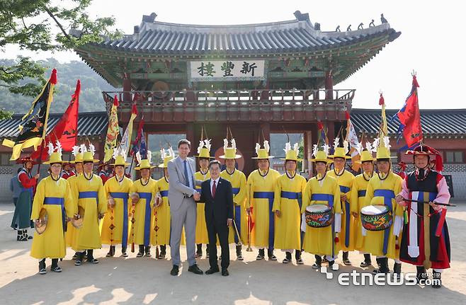 김동연 경기지사(앞줄 오른쪽)가 9일 수원시 화성행궁에서 데이비드 이비 캐나다 브리티시컬럼비아주 수상을 만나 미래 협력 방안 등을 논의하고 기념 촬영했다.