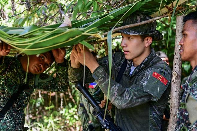 2025 카만닥훈련에 참가한 해병대 장병이 지난 3일 필리핀 팔라완섬 일대에서 필리핀 해병대 장병으로부터 정글생존훈련(야전 숙영지구축)을 받고 있다. 해병대 제공