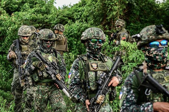 2025 카만닥훈련에 참가한 해병대 장병들이 지난달 28일 필리핀 루손섬 일대에서 필리핀 해병대 장병들과 전술기동훈련을 실시하고 있다. 해병대 제공