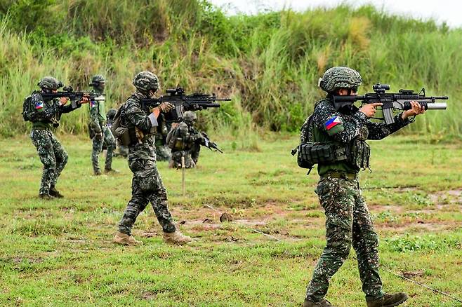 2025 카만닥훈련에 참가한 해병대 장병들이 지난달 28일 필리핀 루손섬 일대에서 필리핀 해병대 장병들과 소부대 전술훈련을 실시하고 있다. 해병대 제공