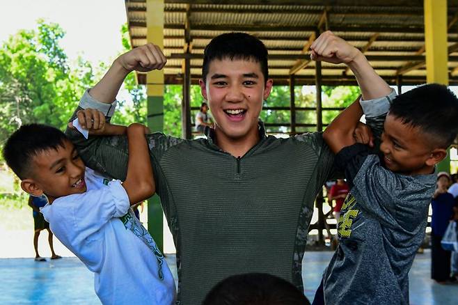 2025 카만닥 훈련에 참가한 해병대 장병이 지난 2일 필리핀 베롱해안 마을 체육관에서 현지 아이들을 대상으로 이발, 레크레이션, 선물 전달 등의 대민지원활동을 실시하고 있다. 해병대 제공