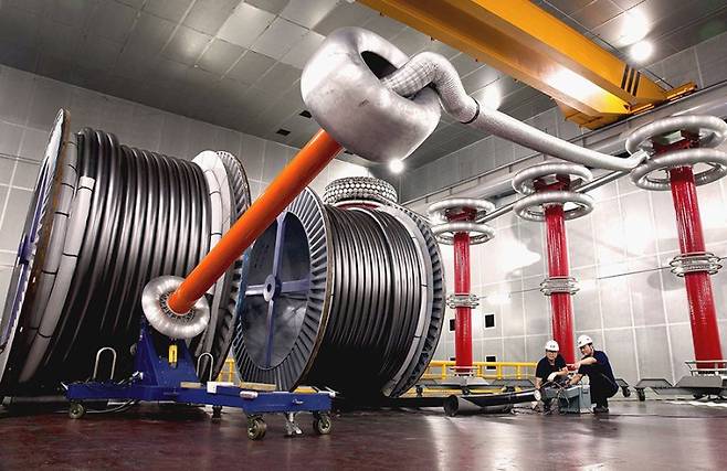LS전선 직원이 구미 공장에서 초고압 직류(HVDC) 케이블을 테스트하고 있다. LS전선 제공