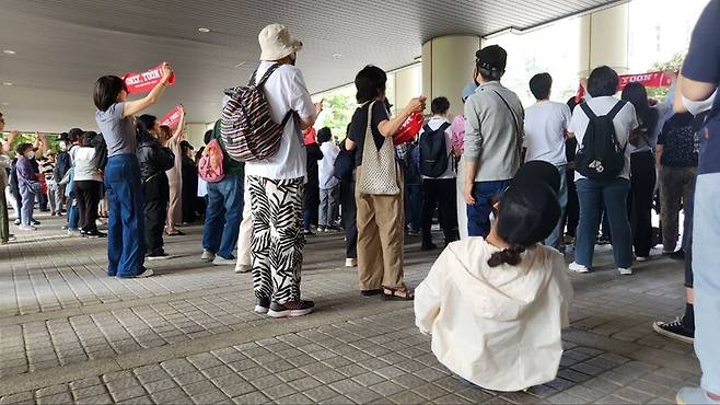 내란 우두머리 혐의를 받는 윤석열 전 대통령의 6차 공판이 열린 9일 오전 10시께 서울 서초구 서울중앙지법 앞에 윤 전 대통령 지지자들이 모여 “대통령! 대통령!”을 연호했다. 장종우 기자