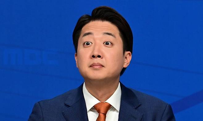 이준석 개혁신당 대통령 후보가 5월26일 서울 양천구 한국방송회관에서 열린 한국방송기자클럽 초청 토론회에 참석해 시작을 기다리고 있다. 연합뉴스