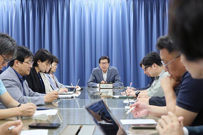 박형준 부산시장이 9일 부산시청 기자실에서 기자들의 질문에 답변하고 있다. 부산시 제공