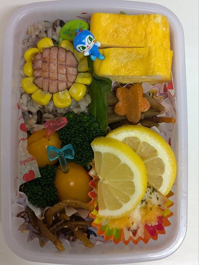 시각적으로 귀엽고 재미있는 도시락에 아이가 낯설어하는 식재료 하나를 추가하는 것도 방법이다. 황주형씨 제공