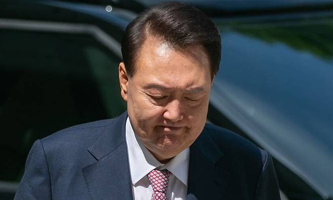 윤석열 전 대통령이 9일 오전 서울 서초구 서울중앙지방법원에서 내란 우두머리 혐의 사건 6차 공판에 출석하고 있다. 사진공동취재단