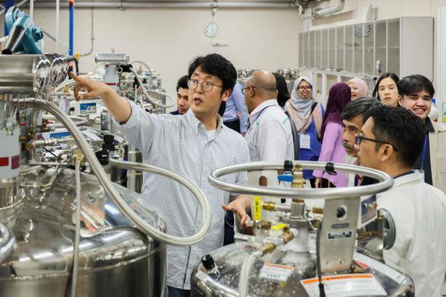 APEC 과학자 초청 연수 참가자들이 4일 서울 서대문구 이화여대에 있는 기초과학연구원(IBS) 양자나노과학단 실험실을 견학하고 있다. 과기정통부 제공