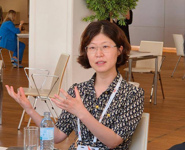 이하정 서울대병원 신장내과 교수가 5일(현지시간) 오스트리아 비엔나에서 열린 유럽신장학회 학술대회에 참석해 신장 희귀질환의 치료 현실에 대해 설명하고 있다. 비엔나=이재명 기자