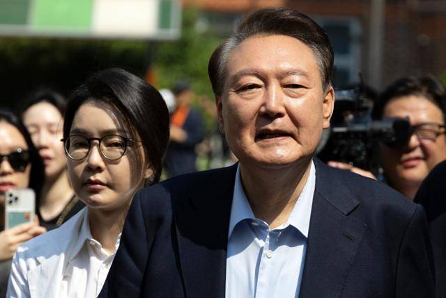 윤석열(오른쪽) 전 대통령과 김건희 여사가 3일 서울 서초구 원명초등학교에 마련된 서초4동 제3투표소에서 투표를 마치고 차량으로 이동하고 있다. 뉴스1