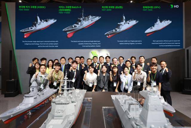 HD현대 정기선 수석부회장이 지난달 28일 부산 ‘MADEX 2025’에 참석해 HD현대중공업 임직원들과 기념촬영하고 있다.