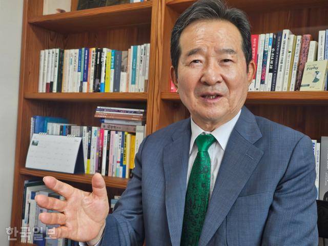 정세균 전 국회의장이 7일 서울 종로구 국민시대 사무실에서 본지와 인터뷰를 하고 있다. 정 전 의장은 이재명 대통령에게 '영수회담의 날'과 '목요대화' 형태의 대화 정례화를 제안했다. 사진=박세인 기자