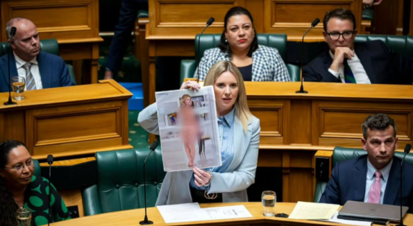 로라 맥클루어 의원이 지난달 뉴질랜드 의회에서 자신이 직접 만든 딥페이크 사진을 들어 보였다. 로라 맥클루어 인스타그램 캡처