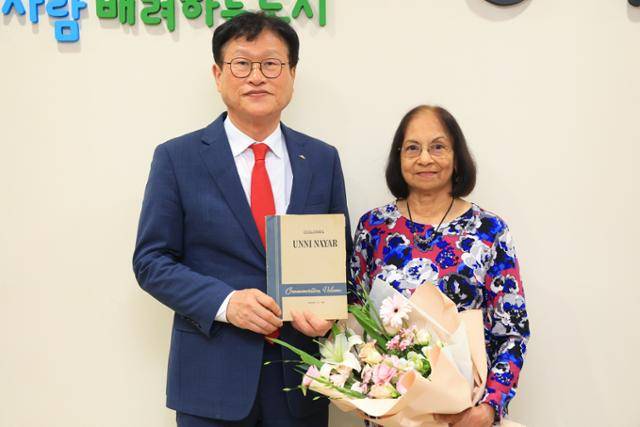 6·25전쟁 때 순직한 우니 나야 대령의 딸인 파바시 모한 박사가 김대권 대구 수성구청장과 기념 사진을 촬영하고 있다. 수성구 제공