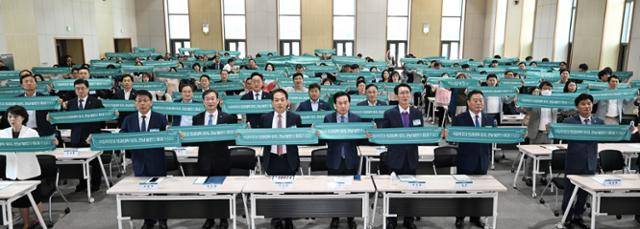 지난해 5월 21일 전남 목포시 국립목포대 남악캠퍼스 글로컬스타트업센터에서 열린 미지답 전남서부권 포럼 '국립목포대 의과대학 유치, 전남 발전의 토대가 되다'에 참석한 귀빈들과 참석자들이 의과대학 유치 염원 퍼포먼스를 하고 있다. 무안=왕태석 선임기자