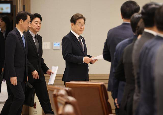 이재명 대통령이 9일 서울 용산 대통령실에서 열린 2차 비상경제점검 태스크포스(TF) 회의에 입장하고 있다. 왕태석 선임기자