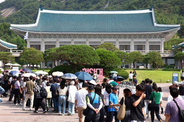 이재명 대통령이 대통령 집무실을 다시 청와대로 이전할 방침인 가운데 8일 서울 종로구 청와대에서 시민들이 관람하기 위해 줄 서 있다. 서울=뉴시스