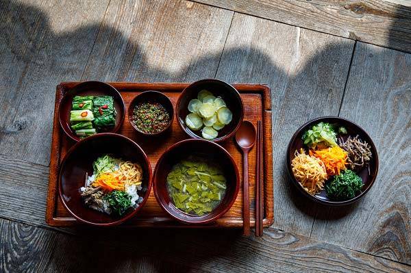 사찰음식은 모든 생명에 대한 감사와 존중의 마음을 담은 수행 음식이자, 살생이나 인공 첨가물 없이 자연 재료만을 활용해 만드는 건강식이다./사진=한국불교문화사업단 제공
