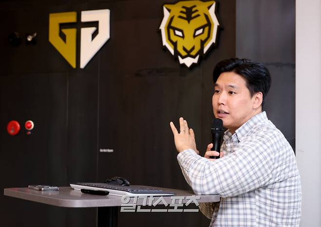 일간스포츠(IS) 스포츠 마케팅 써밋 아카데미(Sports Marketing Summit Academy·SMSA)'가 4일 오후 서울 강남구 젠지이스포츠 본사에서 열렸다. 김형민 라이엇게임즈 팀장이 강연을 하고있다. 올해로 3회째를 맞는 SMSA는 매주 스포츠마케팅 최고전문가들과 화려한 셀럽 라인업을 강단으로 구성, 6월 18일까지 매주 수요일 진행된다. 김민규 기자 mgkim1@edaily.co.kr /2025.06.04/