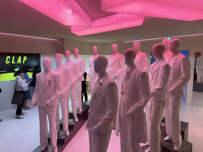 지난 4일 에어비앤비 '세븐틴 체험' 공간에 꾸며진 세븐틴의 무대 의상. IS포토