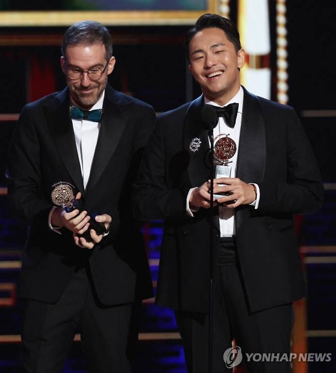 9일 오전(한국 시각) 미국 뉴욕 라디오시티 뮤직홀에서 열린 제78회 토니상 시상식에서 '어쩌면 해피엔딩'으로 박천휴(늘왼쪽)작가가 음악상(Best Score), 윌 애런스가 각본상(Best Book of a Musical)을 받았다. 사진제공=연합뉴스&nbsp;