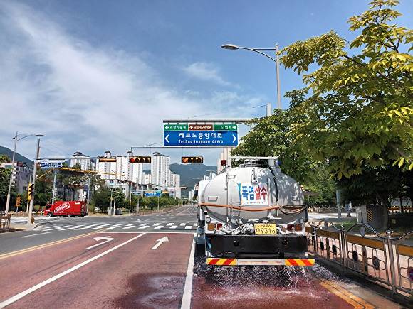 무더운 여름철, 유가·현풍 구간 도로에서 살수 작업 중인 살수차 [사진=달성군]