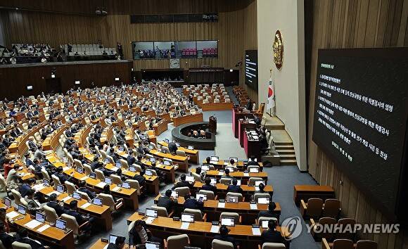 5일 국회 본회의에서 내란 특검법과 김건희 여사 특검법, 채해병 특검법 등 3대 특검법과 검사징계법이 상정되고 있다. [사진=연합뉴스]