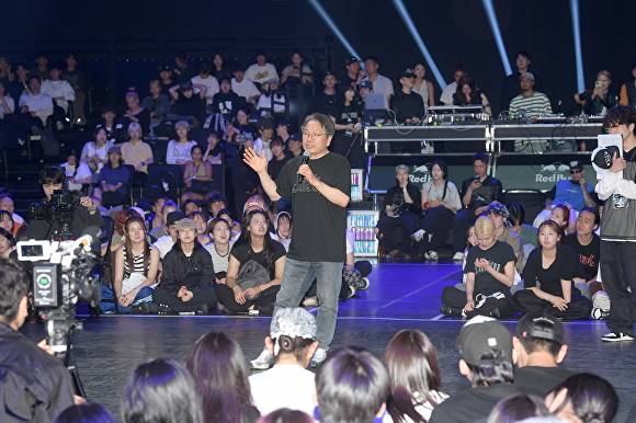 강기정 광주시장이 2025 광주 스트릿컬처 페스타에 참석해 인사말을 하고 있다. [사진=광주광역시]