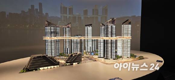 HDC현대산업개발이 용산정비창 전면1구역에 제안한 단지 모형도. [사진=이수현 기자]