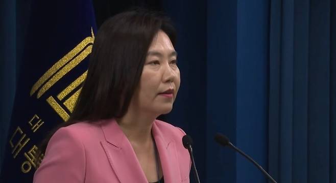 강유정 대변인이 브리핑을 하는 모습. (SBS 캡처)