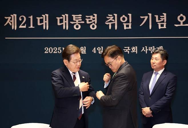 우원식 국회의장이 지난 4일 이재명 대통령 취임 기념 오찬에서 이 대통령 가슴에 '진관사 태극기' 배지를 달아줬다. (우원식 국회의장 SNS)