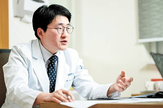 분당차병원 혈액종양내과 상윤범 교수는 “지난해부터 건강보험이 적용되면서 국내에서도 3세대 폐암 치료제가 1차 치료의 표준으로 자리 잡는 추세”라며 “단, 치료 효과를 극대화하려면 이상 반응 등에 정밀한 분석과 맞춤형 대응 전략이 필요하다”고 강조했다.