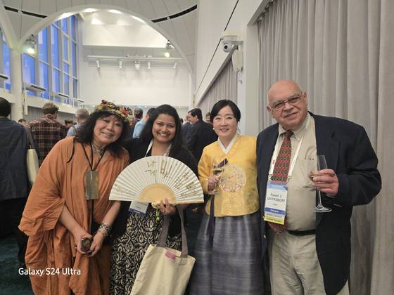 박시내 교수(오른쪽 두 번째)는 세계이명학회(TRI 2025 Seoul)에서 ‘이명 완치’라는 메시지를 통해 K-의료와 문화를 세계에 전했다.