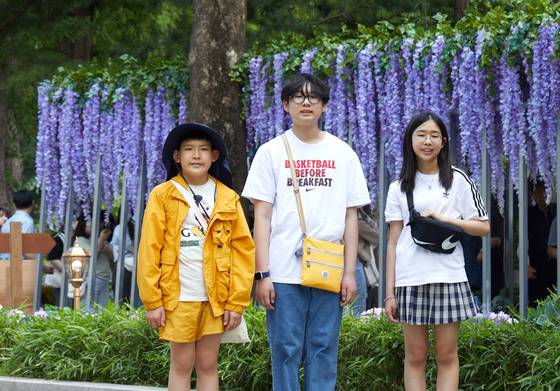 ‘2025 서울국제정원박람회’ 현장을 찾은 이주호·서진하·김이솔(왼쪽부터) 학생기자가 12만평 보라매공원에서 펼쳐지는 알록달록 정원의 향연을 듬뿍 즐겼다.