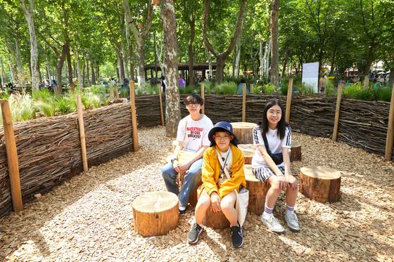 서진하·이주호·김이솔(왼쪽부터) 학생기자가 새둥지를 표현한 인간과 자연이 함께 순환하면서 만들어가는 작품 ‘Nesting’을 살펴봤다.