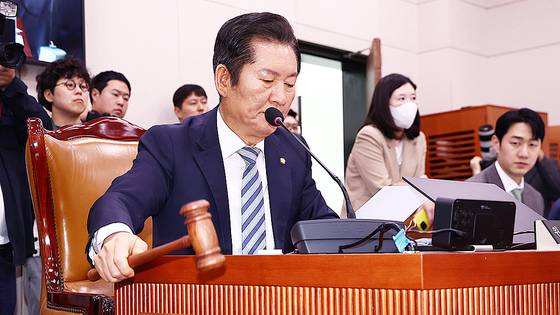 정청래 법제사법위원장이 지난달 2일 서울 여의도 국회에서 열린 법제사법위원회 전체회의에서 안건을 상정하며 의사봉을 두드리고 있다. 뉴스1